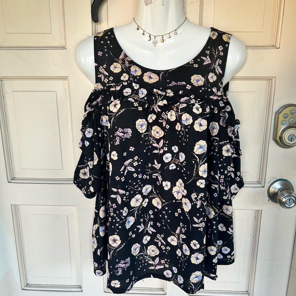 Lauren Conrad floral peek sleeve Top🚨